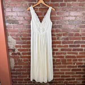 Vintage Vanity Fair Nightgown Womens XL White Lace Nylon Chemise Peignoir Olga